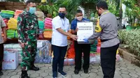 Bupati Banyuwangi Abdullah Azwar Anas menyerahkan bantuan masker kepada Gugus Tugas Covid-19 Banyuwangi untuk kemudian dibagikan kepada masyarakat.