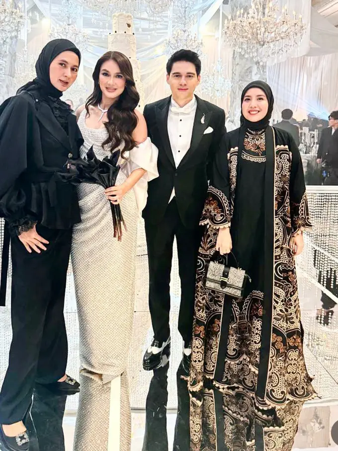 Gaya Anggota Geng Cendol Tampil Serba Hitam Hadir Resepsi Pernikahan Luna Maya dan Maxime di Jakarta