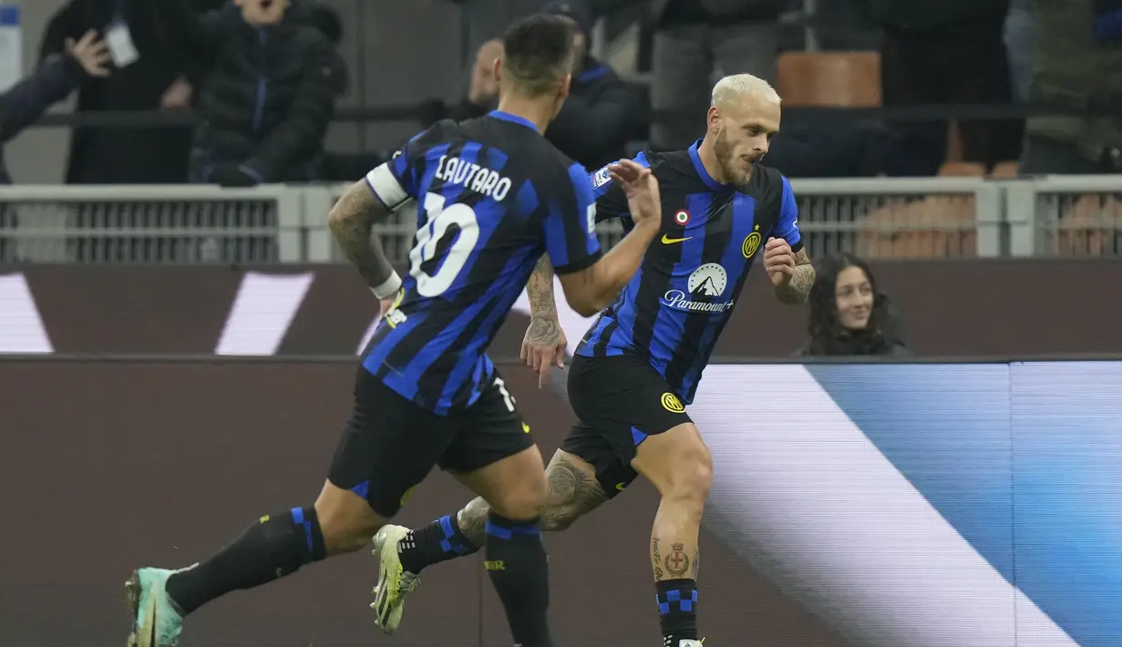 Sepasang gol kemenangan Inter Milan dibukukan oleh Federico Dimarco (43') dan Hakan Calhanoglu (48'). (AP Photo/Luca Bruno)