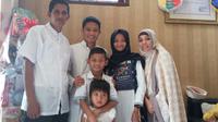 Evan Dimas, berfoto bareng keluarga saat Lebaran 2016. (Bola.com/Fahrizal Arnas)
