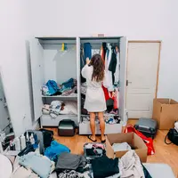 Membereskan rumah bisa membuat pikiran lebih tenang/copyright freepik