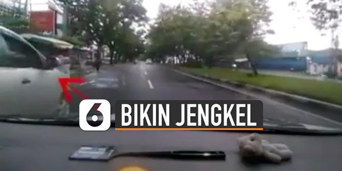VIDEO: Dikira Mau Belok, Kelakuan Pengendara Mobil Ini Bikin Jengkel