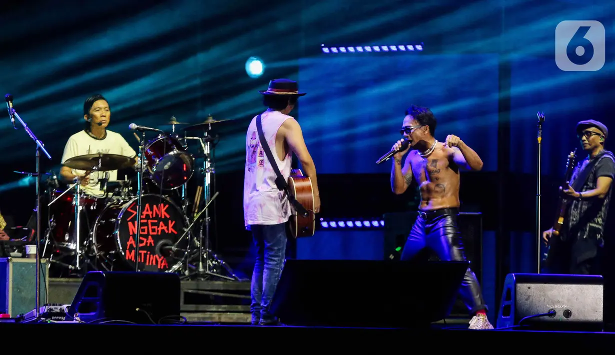 Penampilan grup band Slank pada gelaran musik The 90's Festival di Gambir Expo Kemayoran, Jakarta Pusat, Sabtu (10/8/2024). (Liputan6.com/Herman Zakharia)