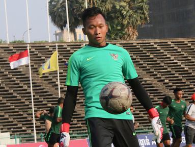 Kiper Timnas Indonesia U-22, Awan Setho, mengontrol bola saat latihan di Stadion National Olympic, Phnom Penh, Sabtu (23/2). Latihan ini persiapan jelang laga semifinal Piala AFF U-22 melawan Vietnam. (Bola.com/Zulfirdaus Harahap)