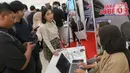 Beberapa pencari kerja saat menghadiri gelaran Job Fair Jakarta di Gelanggang Olahraga (GOR) Kemayoran, Selasa (6/5/2025). (Liputan6.com/Herman Zakharia)
