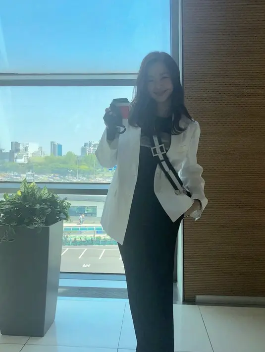 Pemain Drama One The Woman ini memadukan tshirt hitam dengan luaran blazer putih dan pants hitam.  @honey_lee32