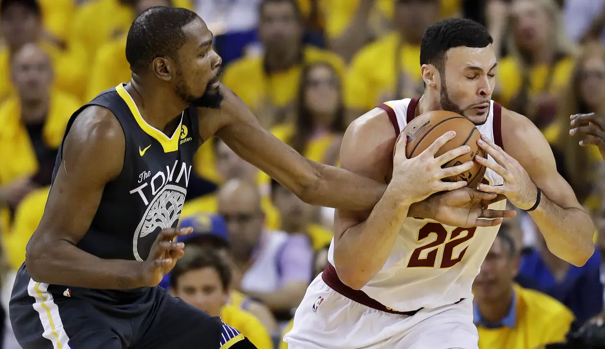 Pebasket Golden State Warriors, Kevin Durant, berebut bola dengan pebasket Cleveland Cavaliers, Larry Nance Jr, pada Gim 2 Final NBA di Oracle Arena, Senin (4/6/2018). Durant terpilih sebagai pemain terbaik Final NBA 2018. (AP/Marcio Jose Sanchez)