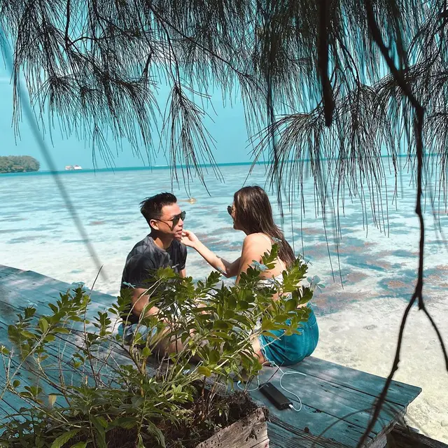 7 Momen Liburan Atries Angel Ke Pulau Macan, Saling Romantis Bareng Tunangan