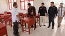 Head of North Sumatera Zone PT HM Sampoerna, Herminwi, Kepala Sekolah SDN Blang Sukon, Ramli dan Kadis Pendidikan Pidie Jaya, Syaiful saat meninjau gedung baru SD Negeri Blang Sukon, Pidie Jaya, Aceh, Kamis (24/8). (Liputan6.com/Pool)