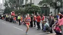 Warga menyaksikan lomba lari maraton putri Asian Games 2018 di kawasan MH Thamrin, Jakarta, Minggu (26/8). Meski Car Free Day ditiadakan, warga Ibu Kota tetap memadati kawasan MH Thamrin menyaksikan maraton Asian Games 2018. (Merdeka.com/Iqbal S. Nugroho)