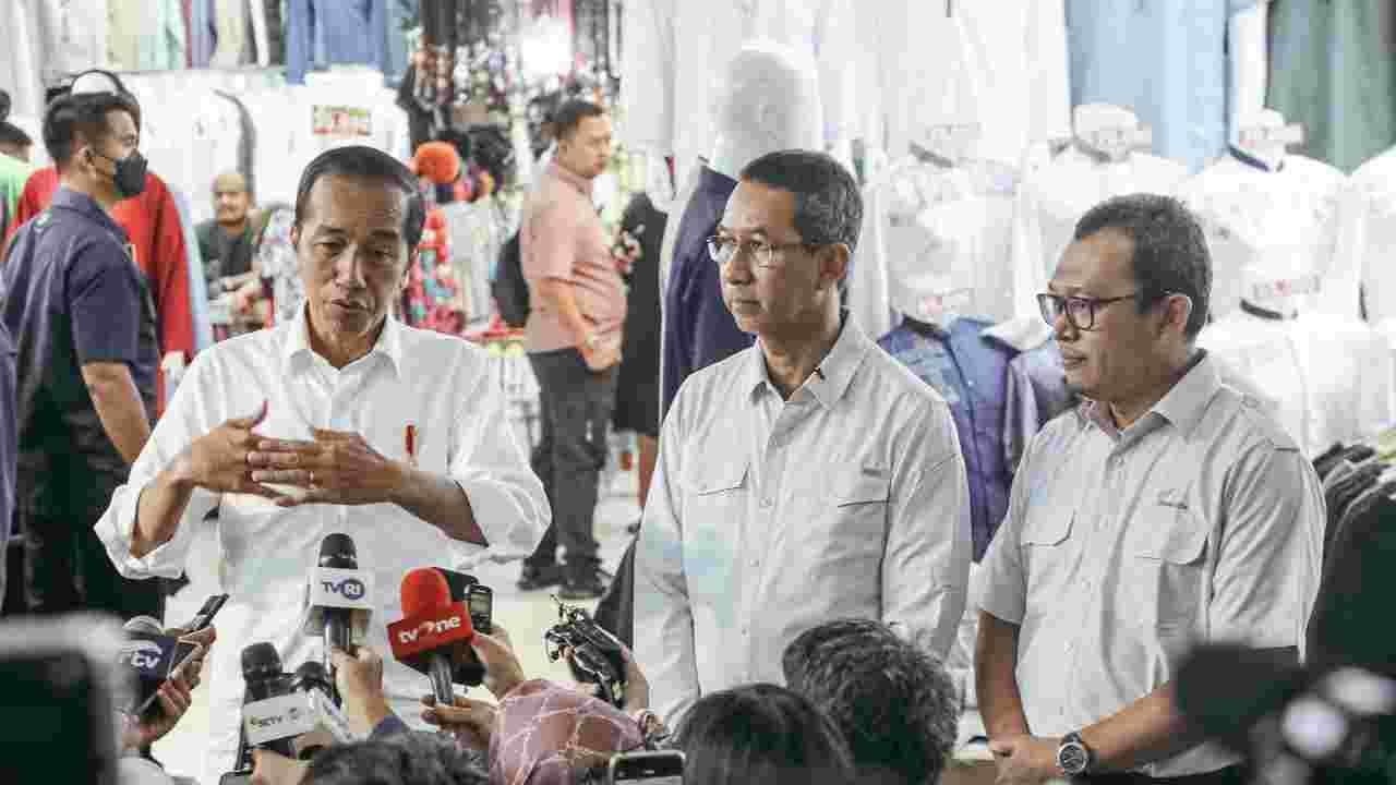 Penjabat (Pj) Gubernur DKI Jakarta Heru Budi Hartono mendampingi Presiden Joko Widodo (Jokowi) meninjau Pasar Tanah Abang Blok A, Jakarta Pusat, pada Senin (2/1/2023).