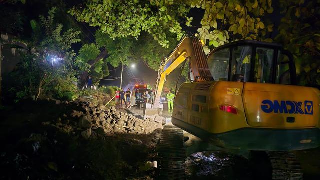 Kondisi jalan di Pesawaran, Lampung lumpuh total akibat longsor. Foto :(Istimewa).