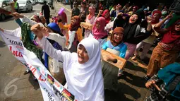 Antusias peserta mengikuti pawai memperingati Hari Perawat Sedunia atau International Nurse Day di sepanjang Jalan Malioboro, Yogyakarta, Minggu (15/5). Pawai tersebut diikuti oleh sejumlah sekolah tinggi kesehatan di Jogja. (Liputan6.com/Boy Harjanto)