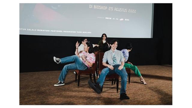 6 Potret Iqbaal Ramadhan dan Angga Yunanda di Gala Premiere Mencuri Raden Saleh