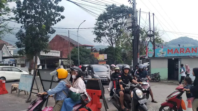 Rekayasa one way (satu arah) di Jalur Nasional Limbangan-Malangbong Garut.
