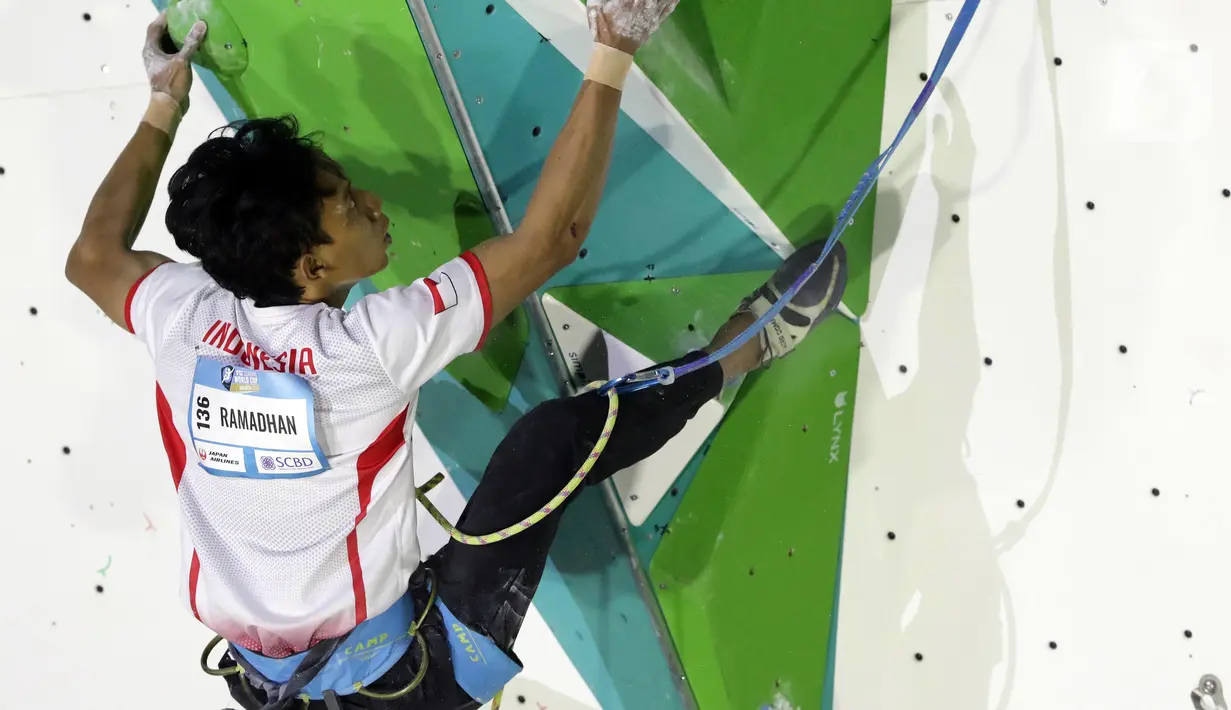 Atlet panjat tebing putra Indonesia, Raviandi Ramadhan saat berlaga di babak final kategori lead Kejuaraan Dunia Panjat Tebing 2022 seri Jakarta, Senin (26/9/2022). Raviandi Ramadhan menempati posisi kedelapan dengan poin 22+ di final lead putra Kejuaraan Dunia Panjat Tebing 2022 seri Jakarta. (Liputan6.com/Helmi Fithriansyah)