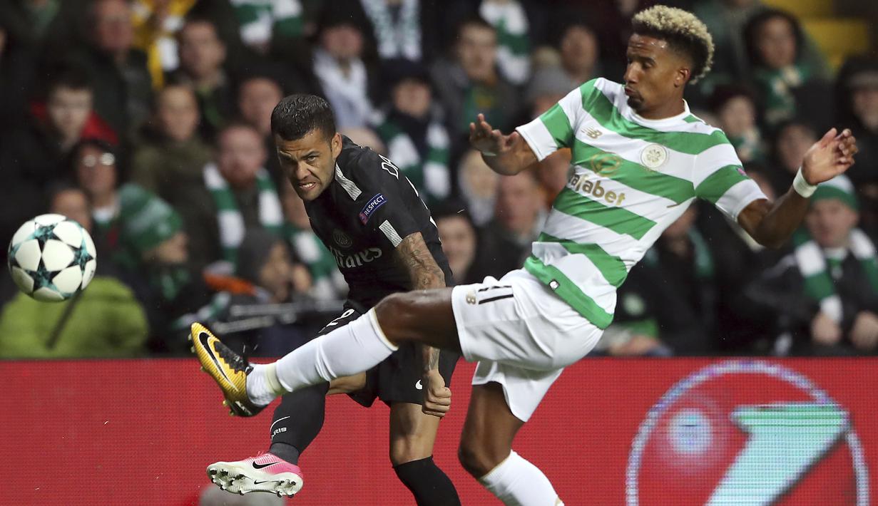Aksi pemain PSG, Dani Alves (kiri) melepaskan tembakan melewati pemain Celtic, Scott Sinclair pada laga grup B Liga Champions di Celtic Park stadium, Glasgow (12/9/2017). PSG menang 5-0. (AP/Scott Heppell)