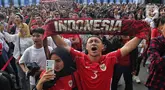 Pendukung Skuad Garuda membentangkan syal jelang nonton bareng pertandingan putaran ketiga Kualifikasi Piala Dunia 2026 zona Asia antara Timnas Indonesia melawan Australia melalui layar videotron di area lingkar luar Stadion Utama Gelora Bung Karno, Jakarta, Kamis (20/3/2025). (Liputan6.com/Angga Yuniar)
