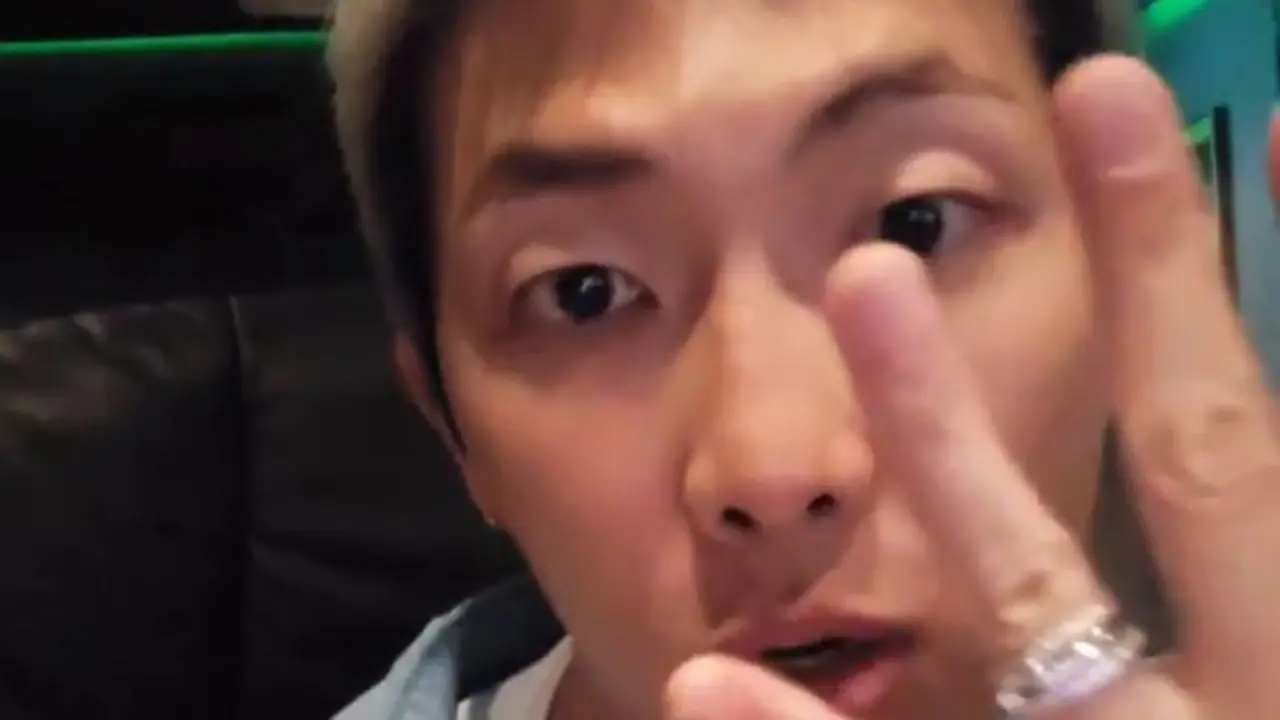 Hadiah Mewah Jin BTS untuk RM cincin dari perhiasaan FRED. Dok. Weverse