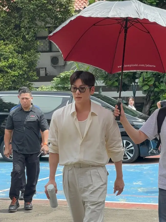 Vibe CEO Ji Chang Wook Saat Bagikan Beasiswa di SMA Jakarta, Penuh Karisma