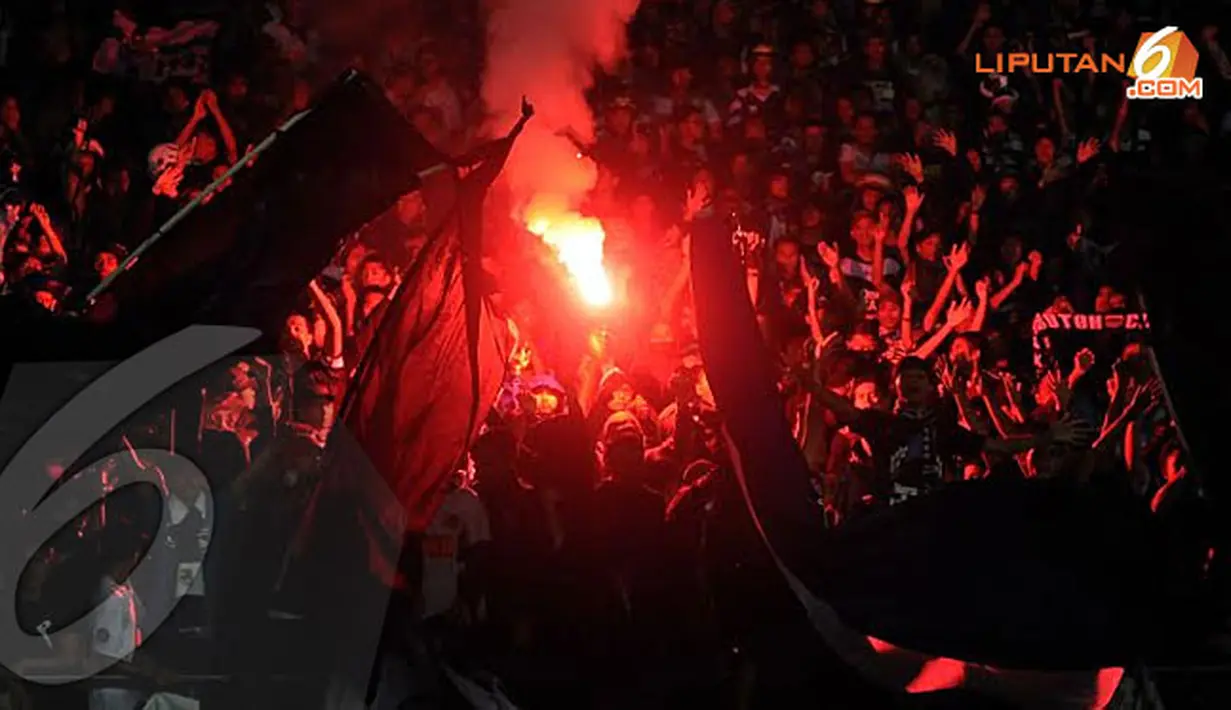 Ribuan suporter Persib bandung bersuka cita ketika Firman Utina berhasil merobek jala gawang DC United dan unggul 2-1 (Liputan6.com/Helmi Fithriansyah)