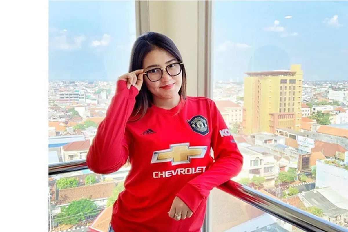 6 Potret Via Vallen Pakai Jersey Manchester United, Makin Cantik Saja