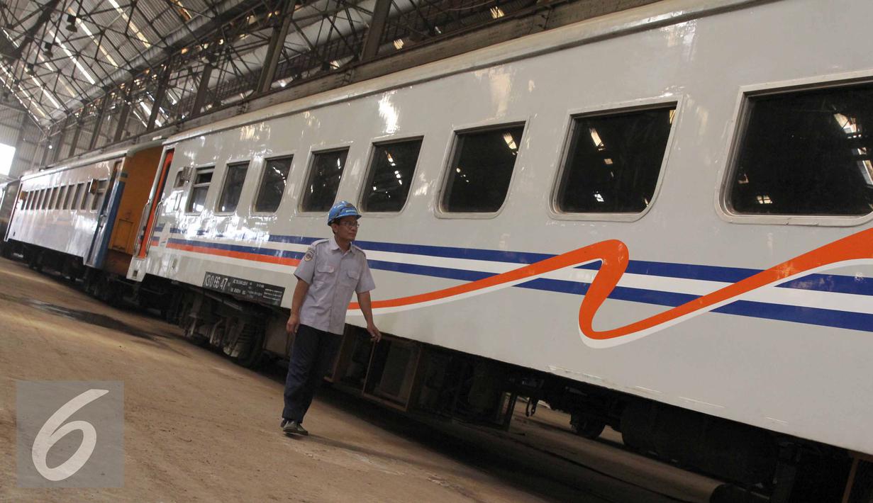 Seorang pekerja mengecek kesiapan gerbong kereta api di Balai Yasa, Manggarai, Jakarta, Rabu (1/7/2015). PT KAI menyiapkan 30 perjalanan kereta api tambahan untuk mengangkut para pemudik jelang Lebaran. (Liputan6.com/Helmi Afandi)