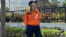 Tampil sporty dengan hoodie orange dan celana tracking hitam, Luna mengenakan sneakers Nike AirMax 90 EOI. Seharga Rp1.999.000. Dok. Instagram @lunamaya