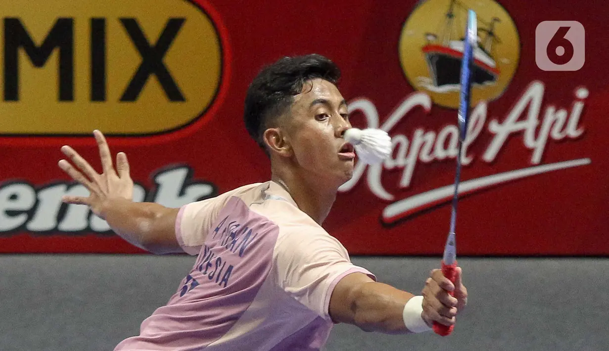 Bermain di hadapan publik sendiri, pada set pertama, Alwi Farhan harus mengakui keunggulan Anders Antonsen dengan skor 16-21. (Liputan6.com/Herman Zakharia)