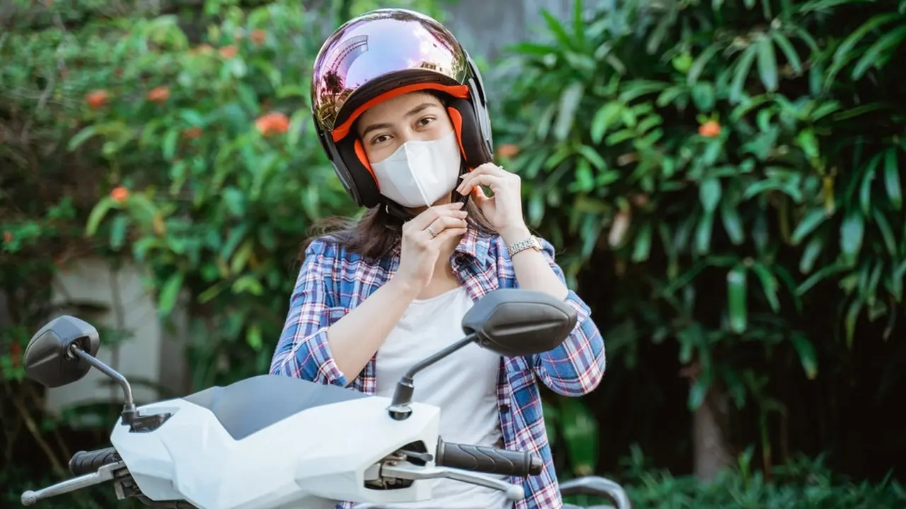 Beauty Hacks agar Rambut Bebas Lepek Saat Sering Beraktivitas Naik Motor