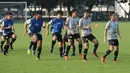Pemain Timnas Thailand U-23 saat latihan di Lapangan B Kompleks GBK, Jakarta, Selasa (29/5). Timnas Thailand U-23 akan melakoni laga uji coba melawan Timnas Indonesia U-23 pada 31 Mei dan 3 Juni mendatang. (Liputan6.com/Helmi Fithriansyah)
