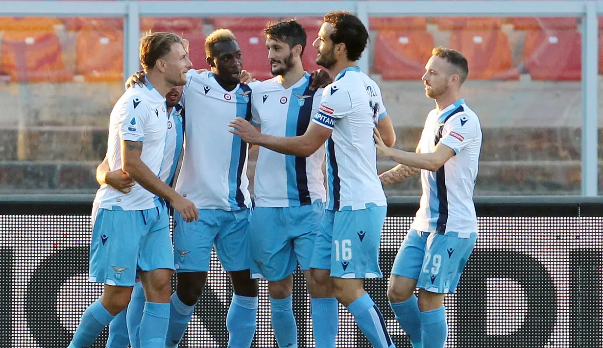 Para pemain Lazio merayakan gol yang dicetak oleh Caicedo ke gawang Lecce pada laga Serie A di Stadion del Mare, Selasa (7/7/2020). Lecce menang 2-1 atas Lazio. (Donato Fasano/LaPresse via AP)