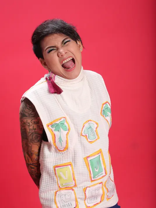 Belakangan ini, perempuan yang berpenampilan maskulin tersebut hanya bisa pasrah. Dan menyerahkan sepenuhnya kepada majelis hakim. Apapun keputusannya akan diterima dengan lapang dada. (Bambang E. Ros/Bintang.com) 