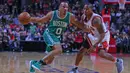 Boston Celtics guard, Avery Bradley #0 mencoba melewati Chicago Bulls guard, Isaiah Canaan #0 pada laga NBA di United Center, Chicago, Jumat (28/10/2016) WIB.  (Reuters/Dennis Wierzbicki-USA TODAY Sports)