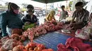 Warga berdatangan untuk membeli bawang merah, Jakarta, Rabu (10/8). Kementerian Pertanian menggelar pasar murah hasil tani di kawasan Pasar Minggu, Jakarta Selatan. (Liputan6.com/Yoppy Renato)