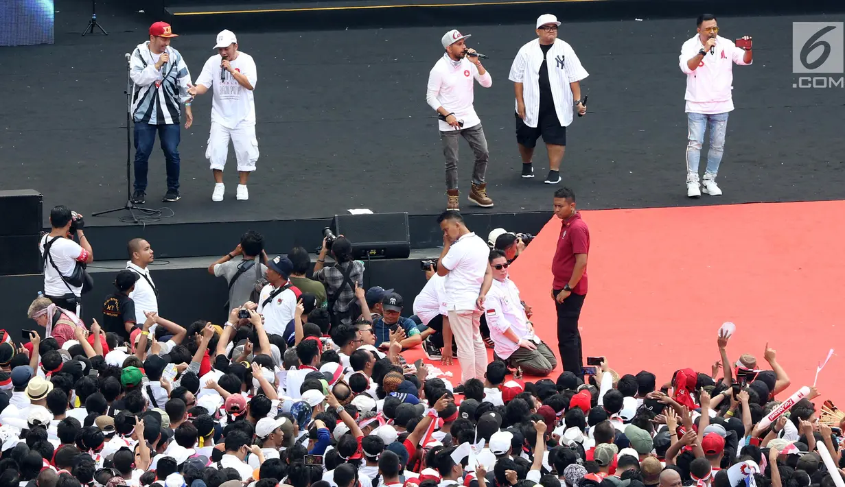 Sejumlah musisi dan artis ibukota membawakan lagu pada kampanye akbar capres dan cawapres Joko Widodo (Jokowi)-Ma'ruf Amin di Stadion Utama GBK, Senayan, Jakarta, Sabtu (13/15). Penampilan kolaborasi dari 100 gitaris Indonesia meramaikan pagelaran Konser Putih Bersatu. (Liputan6.com/Angga Yuniar)