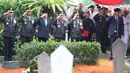 Menteri Pertahanan Sjafrie Sjamsoeddin (kedua kanan) saat memimpin prosesi pemakaman jenazah Jenderal TNI (Purn) Ryamizard Ryacudu di Taman Makam Pahlawan Nasional, Kalibata, Jakarta, Senin (1/6/2026). (Kapanlagi.com/Budy Santoso)