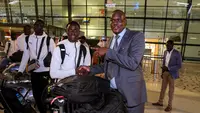 Duta Besar Senegal untuk Indonesia, Abdoulaye Barro (kanan) menjabat tangan Kapten Timnas Senegal U-17, Amara Diouf saat menyambut kedatangan di Terminal 3 Bandara Soekarno Hatta, Tangerang, Banten menjelang Piala Dunia U-17 2023 pada Rabu (01/11/2023). (Bola.com/Bagaskara Lazuardi)