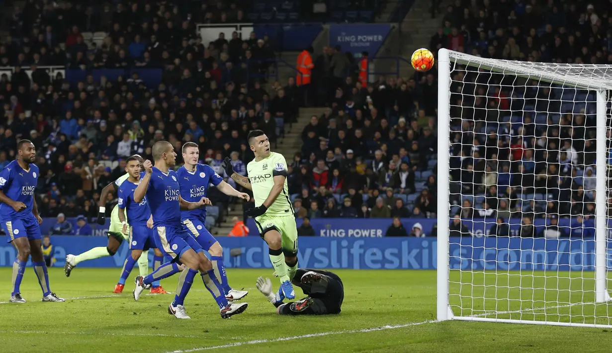  Pemain Manchester City, Sergio Aguero melakukan tembakan ke gawang yang membentur tiang gawang Leicester City pada lanjutan liga Premier Ingggris di Stadion King Power, Inggris, Rabu (30/12/2015) dini hari WIB.  (Reuters/Carl Recine)