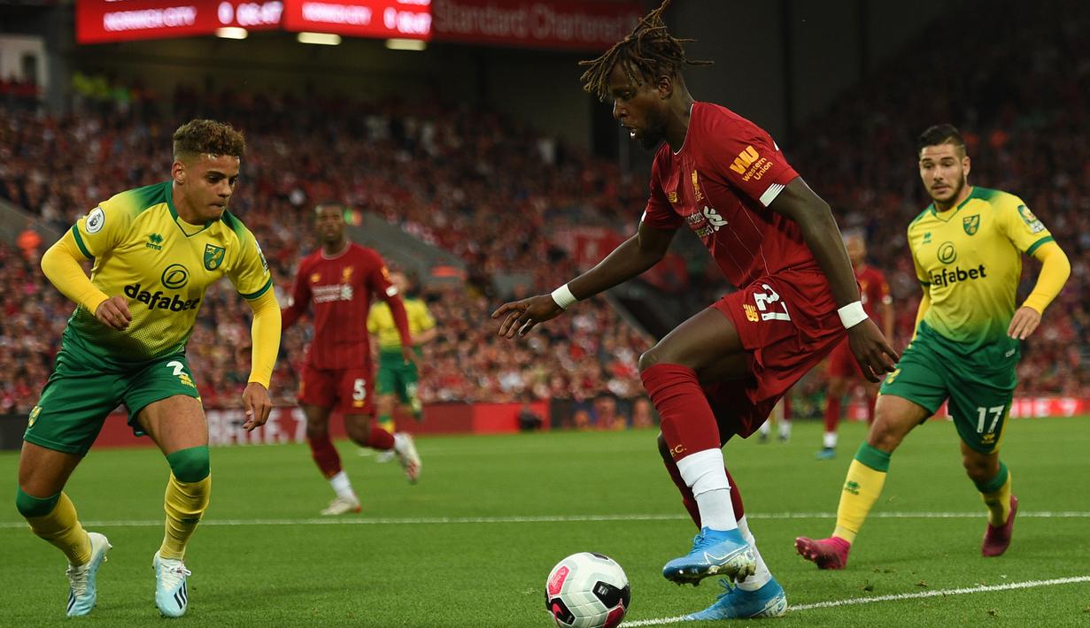 Striker Liverpool, Divock Origi, berusaha mengontrol bola saat melawan Norwich pada laga Premier League di Stadion Anfield, Liverpool, Jumat (9/8). Liverpool menang 4-1 atas Norwich. (AFP/Oli Scarff)