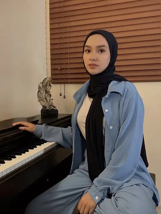 Pashimina hitam dipadukan inner putih dan one set biru dikenakan Cita Citata. (@cita_citata)