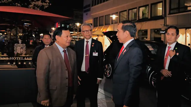 Menteri Pertahanan (Menhan) Prabowo Subianto dan Presiden Joko Widodo atau Jokowi tampil akrab saat menghadiri Pameran Hannover Messe 2023, di Hannover Congress Centrum, Hannover, Jerman