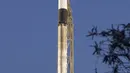 Roket SpaceX Falcon 9 dengan pesawat ruang angkasa Double Asteroid Redirection Test (DART) terlihat di Space Launch Complex 4E, Vandenberg Space Force Base, California, AS, 23 November 2021. Defleksi adalah pilihan terbaik yang bisa digunakan, inilah tujuan dari misi DART. (Bill Ingalls/NASA via AP)