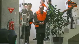 Rektor Universitas Jenderal Soedirman (Unsoed) Akhmad Sodiq berjalan menuju mobil tahanan seusai menjalani pemeriksaan di Gedung Merah Putih KPK, Jakarta, Sabtu, 22 Agustus 2026. KLY/ Arie Basuki)