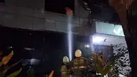Petugas pemadam kebakaran tengah berjibaku memadamkan api yang melalap Gedung LBH Jakarta, Jalan Diponegoro, Menteng, Jakarta Pusat, Minggu (7/4/2024) malam. (Foto: akun X @humasjakfire)