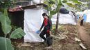 Warga membawa ember berisi air hendakn menggunakan sarana MCK sementara di di Posko Pengungsi Rendang, Bali, Sabtu (2/12). Warga terpaksa memanfaatkan MCK seadanya yang berada di sekitar pengungsian. (Liputan6.com/Immanuel Antonius)