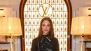 Alicia Vikander tampil effortless dengan mini dress hitam yang memiliki pita bertumpuk. Dipadu dengan shoulder bag monogram LV [Louis Vuitton]