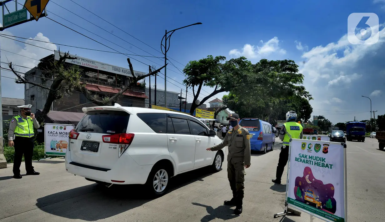 Polantas Polres Bogor mengatur lalu lintas yang melintasi Pos Pengawasan Larangan Mudik di Cigombong, Bogor, Rabu (29/4/2020). Polres Bogor melakukan penyekatan  di perbatasan dengan Cianjur yaitu Pos Rindu Alam dan perbatasan Sukabumi di Pos Cigombong. (merdeka.com/Arie Basuki)