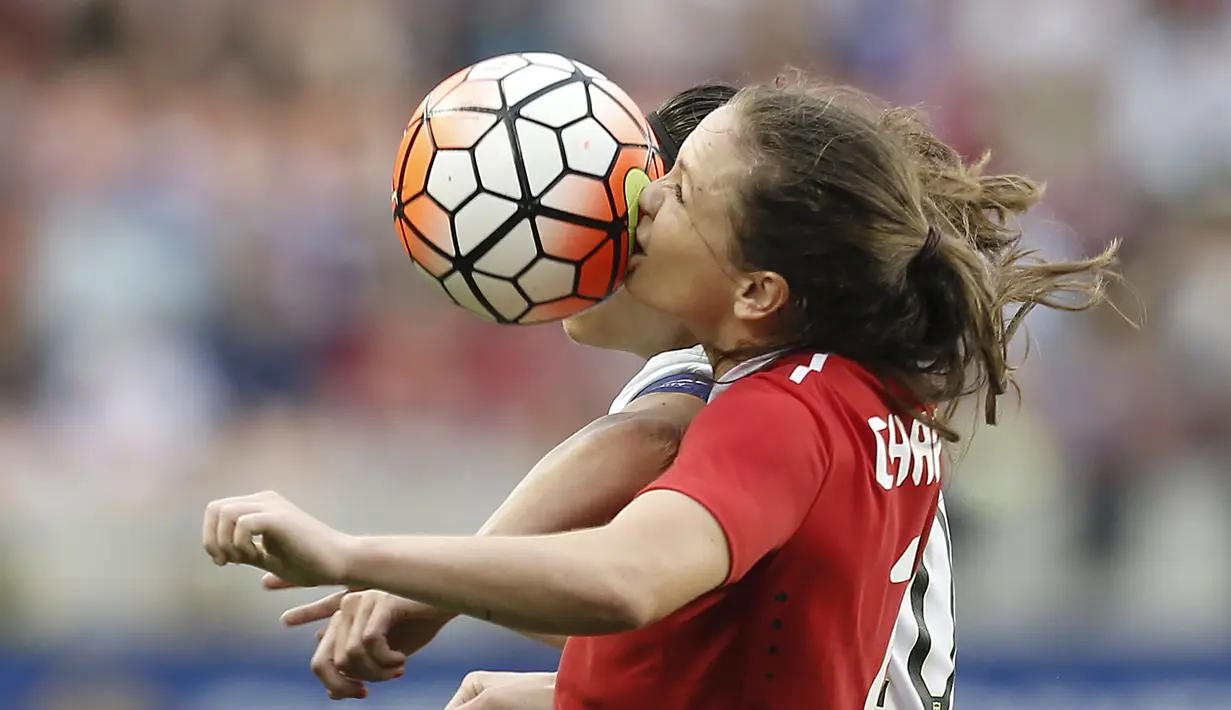 Pemain Kanada, Christine Sinclair, berebut bola dengan pemain AS, Carli Lloyd, dalam turnamen sepak bola wanita Concacaf di Stadion BBVA Compass, (21/2/2016). (AFP/Thomas B. Shea-USA TODAY Sports)