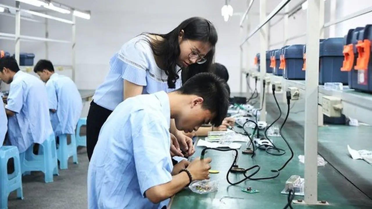 Seorang guru mengajari siswa berlatih merakit perangkat elektronik di Sekolah Menengah Kejuruan Longhua Nanchuan di Kota Chongqing, China barat daya, pada 28 Juni 2019. (Xinhua/Wang Quanchao)